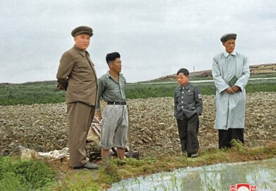 Acompanhando o Presidente Kim Il Sung em uma visita à comuna Anhung no condado de Sunan  6 de junho de Juche 43 (1954)