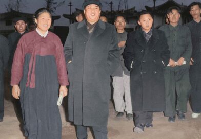 Durante orientação de campo para a Fazenda Cooperativa Rihyeon no condado de Sungho, Pyongyang  19 de novembro de Juche 51 (1962)