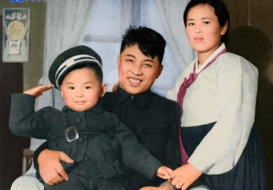 Kim Jong Il com seus pais
