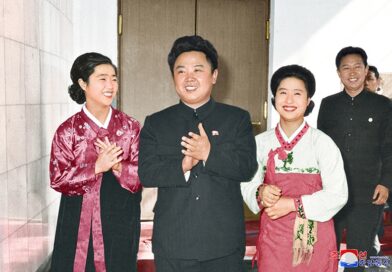 Orienta a apresentação do trabalho de graduação dos primeiros graduados da Escola de Artes de Pyongyang 12 de março de Juche 65 (1976)