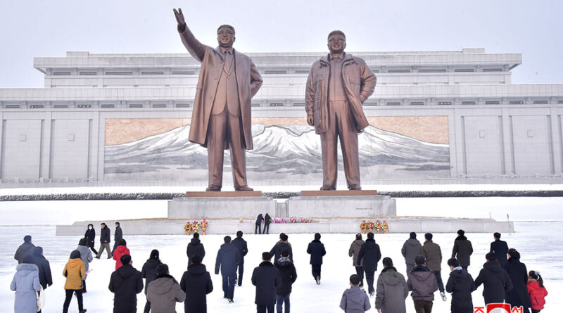 Coreanos prestam homenagens aos grandes Líderes diante de suas estátuas na colina Mansu